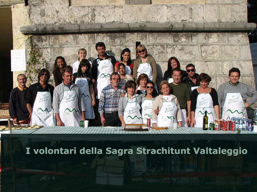 sagra-strachitunt 096.jpg - I volontari animatori della  Sagra...posano